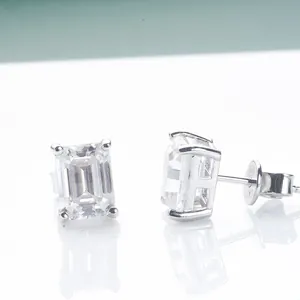 Λήψη macro των σκουλαρικιών S925 από ασήμι με moissanite κοπής σμαραγδιού και δέσιμο 4 θέσεων