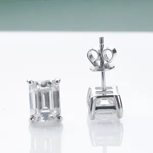 Λήψη macro από σκουλαρίκι moissanite με σμαραγδένια κοπή και ασημένιο δέσιμο τεσσάρων δοντιών