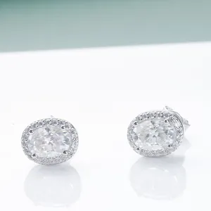 Οβάλ σκουλαρίκια moissanite halo από ασήμι 925 με καθρέφτισμα σε λευκό φόντο