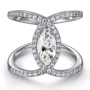 Makroaufnahme eines Moissanit-Rings mit Marquiseschliff und geteiltem Pavé-Schaft