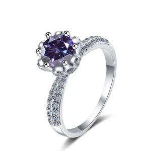 Vue détaillée d'une bague avec pierre violette sertie griffes et brillants
