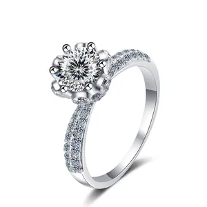 Détail d'une bague en argent S925 avec moissanite de 1 carat à six griffes et anneau torsadé