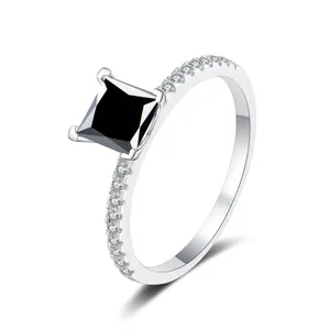 Detail van zwarte edelsteenring met prinses-slijpvorm en pavé-band in witgoud plating