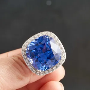 Anillo de zafiro azul de 30 quilates corte cojín con halo de diamantes en oro 18k