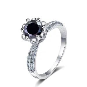 Vue détaillée de la bague en argent S925 avec pierre noire de 1 carat à six griffes