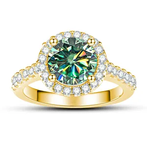 Bague halo en moissanite verte 1ct avec pierres latérales sur anneau en argent doré