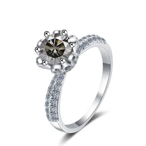Gros plan d'une bague en argent s925 avec moissanite 1 carat et couronne 6 griffes