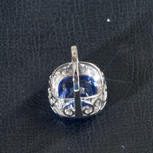 Anillo de lujo con zafiro azul cuadrado de 30 quilates y montura filigrana en oro 18K
