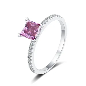 Macro-opname van zilveren ring met roze prinses geslepen steen in klassieke vierklauwzetting