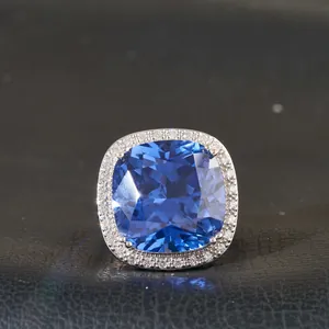 Anillo de zafiro azul de 30ct corte cojín en oro de 18k con halo de diamantes finos