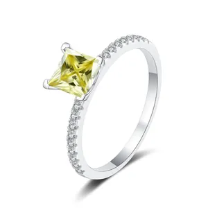 Detail van prinses geslepen gele moissanite ring met micro-pave zilveren band