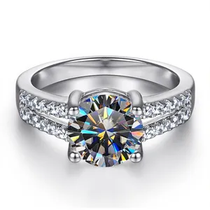 Détail de la bague moissanite en argent s925 classique avec double rangée de diamants