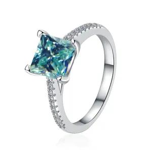 Dettaglio dell'anello in moissanite blu verde taglio princess con montatura in argento