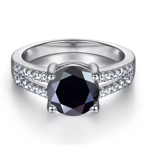 Vue détaillée bague en argent avec pierre noire et double rangée de diamants sur le côté