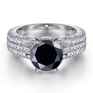 Macro-opname van 2 karaat ring met zwarte edelsteen en meerdere rijen micro-pave zetting