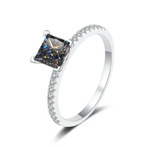 S925 Sterlingsilber Ring mit grauem Moissanit im Prinzess-Schliff und Pavé-Besatz