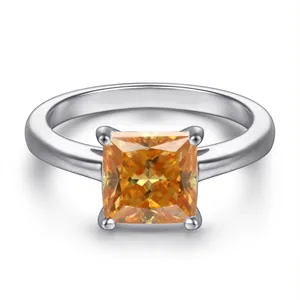 Klassieke verzilverde ring met oranje prinsesgeslepen steen in een 4-klauw zetting
