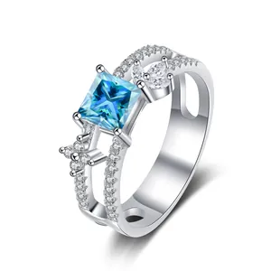 Ring aus 925 Silber mit blauem Prinzess-Schliff Edelstein und doppeltem Kristallband