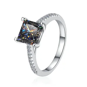 Anello in argento 925 con moissanite grigia taglio princess e dettagli in piccoli diamanti