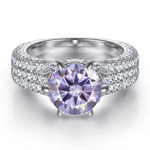 Macro-opname van 2ct lavendel zirkoon ring met driedubbele rij micro-pave zetting