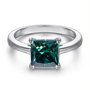 Klassieke zilveren ring met prinses geslepen groene moissanite en een vierklauwzetting
