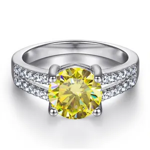 Vue macro d'une bague en moissanite jaune 1ct avec double rangée pavée sur argent