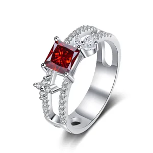 Detailaufnahme 925 Silberring mit quadratischem rotem Stein und Marquise-Seitensteinen