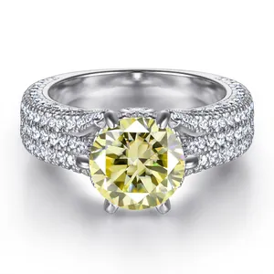 Macro detail van 8mm 2 karaat gele zirkoon op S925 sterling zilveren ring voor dames