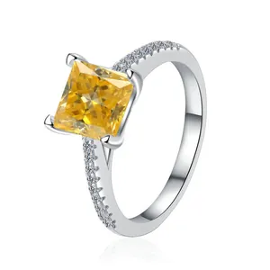 Dettaglio ravvicinato di una gemma gialla taglio princess su anello in argento 925