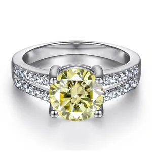 Vue détaillée d'une bague moissanite jaune de 1 carat avec anneau pavé de deux rangées