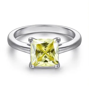 Elegante zilveren ring met grote gele moissanite in prinses-slijpvorm en klassieke zetkastzetting