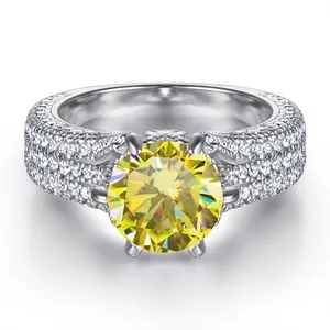 Macro-opname van een 2ct gele zirkonia ring met pavé-zetting op een zilveren ringband