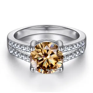 Vue macro de la bague en moissanite champagne avec pavé de diamants double rang en s925
