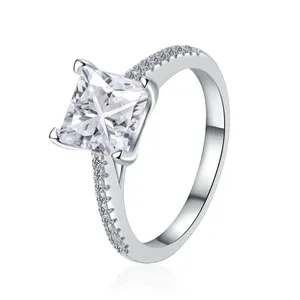 Anello in argento sterling 925 con moissanite taglio princess e castone a quattro griffe