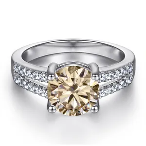 Détail macro d'une moissanite champagne 1ct sur une bague double rangée en argent S925