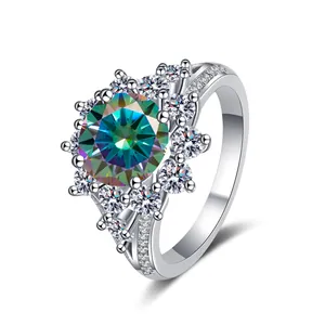 Ring aus 925er Silber mit einem 3 Karat Regenbogen-Moissanit im funkelnden Halo-Design