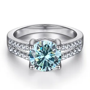 Vue détaillée d'une bague moissanite 1 carat avec anneau double rangée serti de diamants