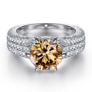 Macro-opname van 2ct champagne zirkoon ring met driereijig pavé-zetting in S925 zilver