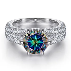 Macro-opname van 2ct 8mm regenboogsteen met zes-klauwzetting op zilveren ring