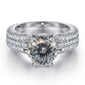 Macro detail van 2 karaat zirkoon ring met pavézetting en klassieke vierkante zilveren grip