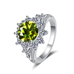 Ring aus 925er Silber mit 3-Karat grünem Moissanit und glänzenden Pavé-Diamanten