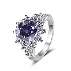 Makroaufnahme von 3ct lila Moissanit Sonnenblumenring aus 925 Silber mit Halo-Details
