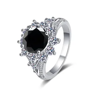 Makroaufnahme von 925 Silberring mit 3ct schwarzem Moissanit und Halo-Fassung