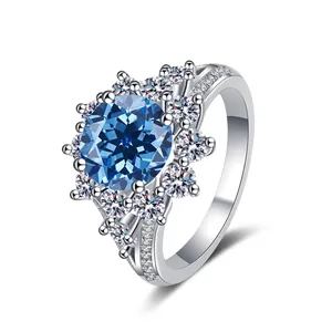 Detailansicht des 3ct blauen Moissanit-Rings aus 925er Silber mit Halo-Fassung
