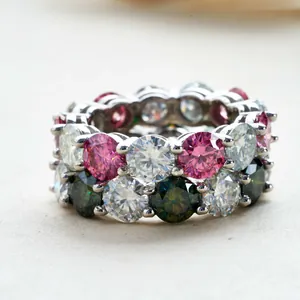 Dettaglio macro di anelli eternity in argento S925 con moissanite colorata e griffe