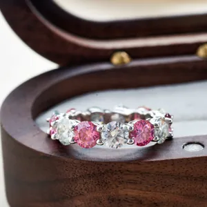 Anello eternity in argento S925 con pietre di moissanite rosa e bianche alternate