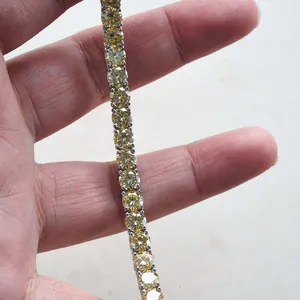 Detailaufnahme des 3mm zitronengelben Moissanit-Tennisarmbands mit brillantem Feuer und Silber