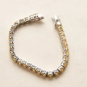Detailaufnahme des S925 Silber-Stempels und Verschlusses am gelben Tennisarmband