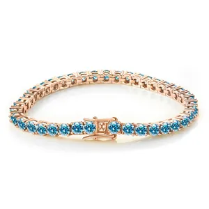Gros plan détaillé du bracelet tennis en or rose avec pierres moissanites bleues