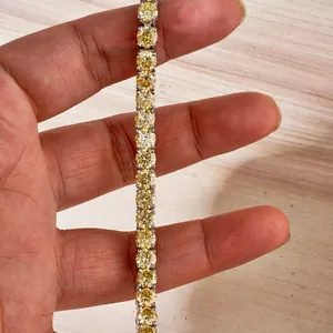Nahaufnahme des 3mm zitronengelben Moissanit-Tennisarmbands mit silberner Fassung